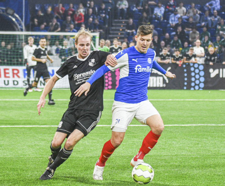 Holstein – Heider SV_Tim Siedschlag vor Steffen Neelsen_02A