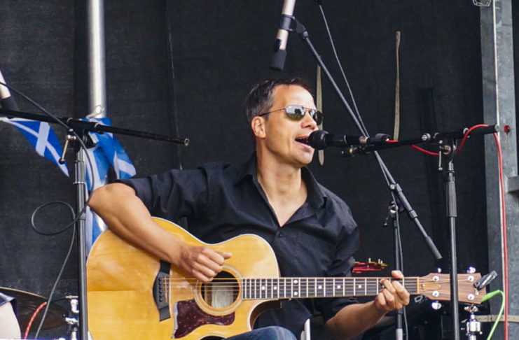 Ein Mann und seine Gitarre