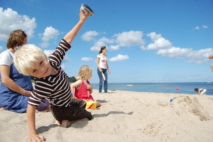 Kind_spielt_am_Strand_KS