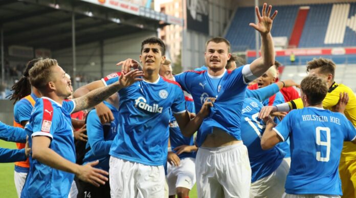 20210902 Die Kieler Manuel Schwenk Nico Carrera und Kapitän Niko Koulis feiern den Derbysieg ausgelassen