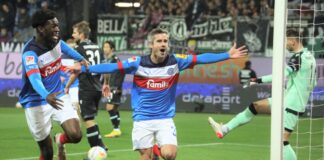 Fin Bartels feiert seinen Führungstreffer links Wriedt
