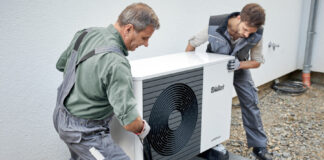 Installation einer Wärmepumpe durch Anlagenmechaniker