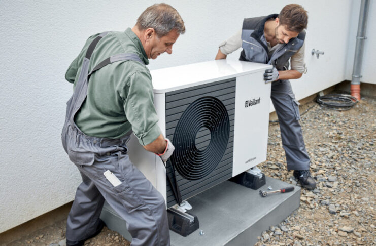 Spezialisten für moderne Haustechnik Installation einer Wärmepumpe durch Anlagenmechaniker