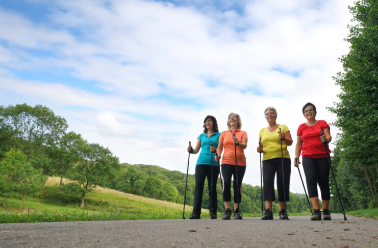 Sportlich fit bis ins hohe Alter Nordic Walking
