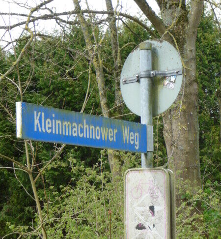 Verschmutztes Straßenschild