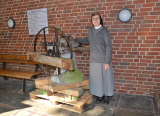 Schwester Maria Magdalena neben der Glocke