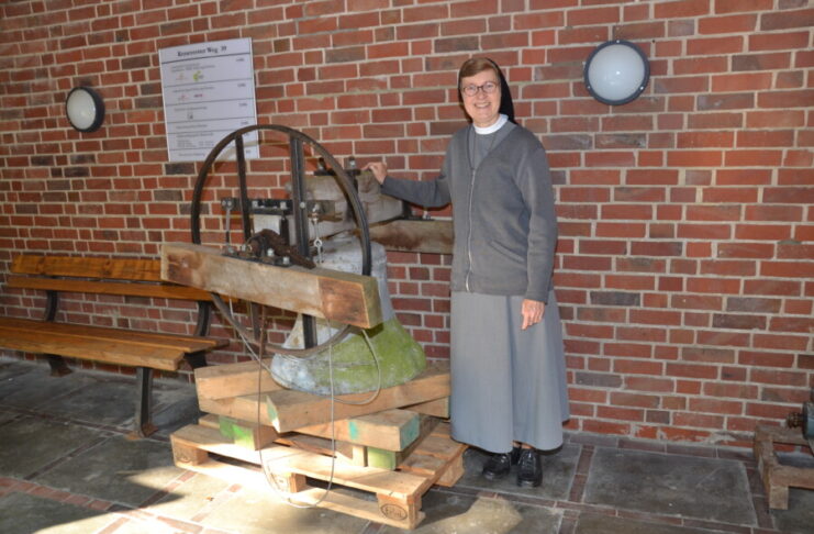 Schwester Maria Magdalena neben der Glocke