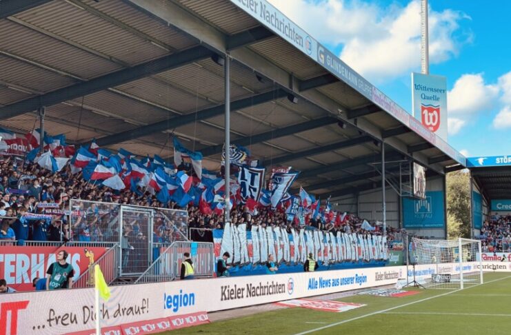 Zeichen der Versöhnung „Nur durch Kampf erringt man Siege“ spricht das Banner der Ultras. Eine Aussage, die trotz positiven Dialogs als Ansage an den Verein zu deuten ist.