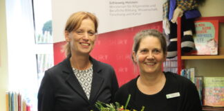 Karin Prien übergibt Bibliothekspreis