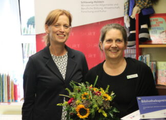 Karin Prien übergibt Bibliothekspreis