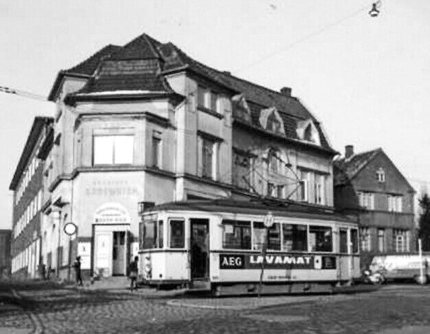 Die Straßenbahn vor der Tür