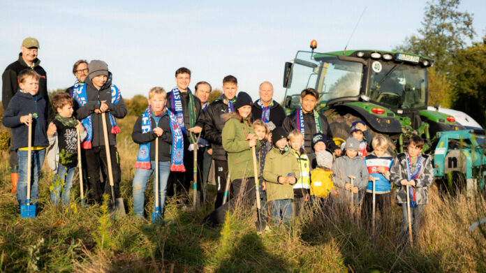 Gruppenfoto (auch zu sehen-hinten Links v.l. Rolf-Martin Niemöller-Förster, Thomas Willer)