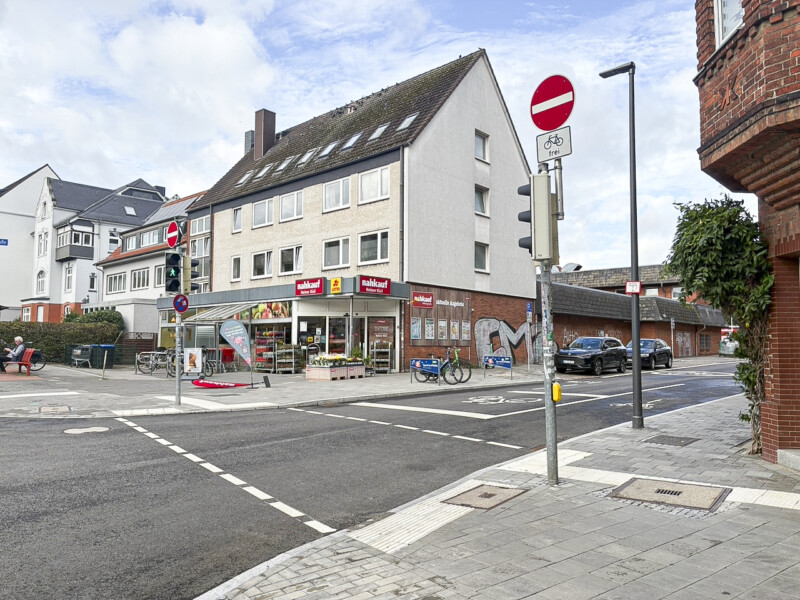 Die Einbahnstraße Helgolandstraße wird sehr oft übersehen, so dass ein Antrag auf Überprüfung der Beschilderung läuft.