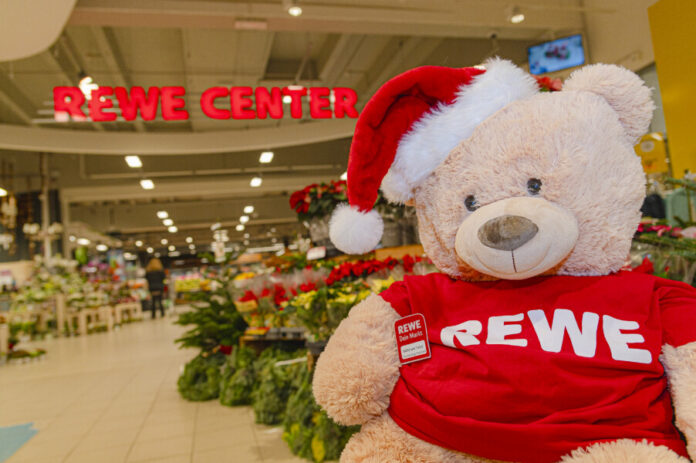 Weihnachtlich dekoriert, präsentiert sich der REWE-Markt pünktlich zum Advent mit einem neuen Mitarbeiter: Gestatten, sein Name ist Bärtram Tatze, Leiter der Abteilung Kuscheln. Foto: Moritz Breske Bärtram Tatze