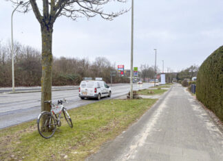 Das Bild zeigt einen Teil des Radweges an der Saarbrückenstraße in Kiel.