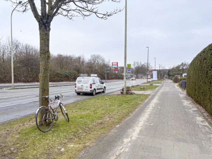 Das Bild zeigt einen Teil des Radweges an der Saarbrückenstraße in Kiel.