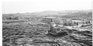 Foto der Erschließung des Gewerbegebiets. Es wurden die Baracken abgerissen.