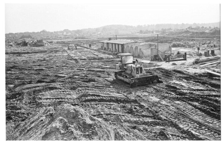 Foto der Erschließung des Gewerbegebiets. Es wurden die Baracken abgerissen.