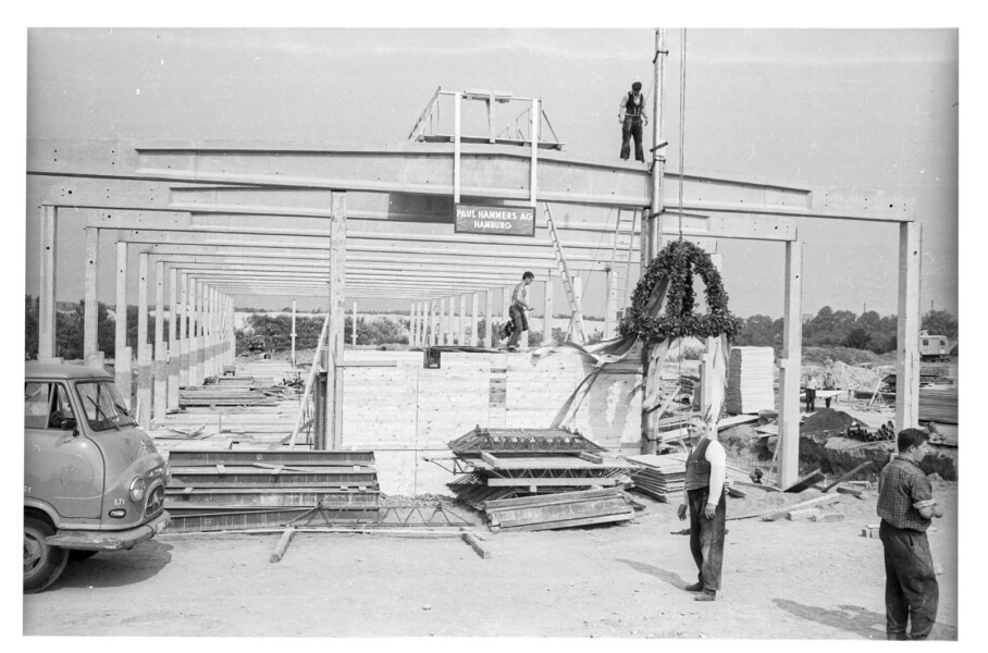 1965: Richtfest beim Bau des Kleiderwerks Hettlage & Lampe (Hela),
