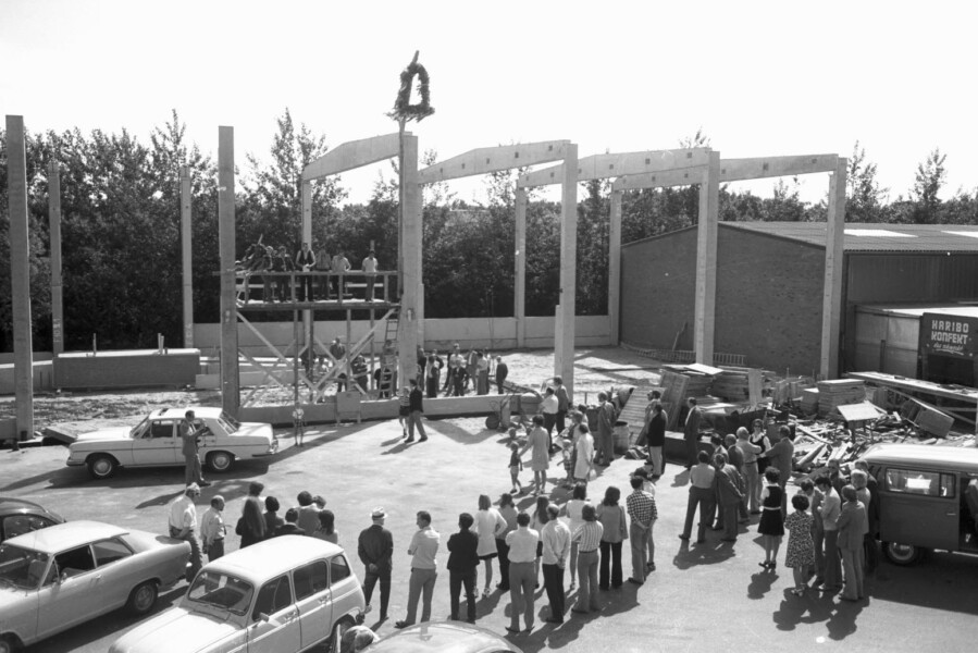 1977 Richtfest einer Produktionshalle der Firma Küchler Die Betriebsfläche wird für die automatisierte Produktion von Isolierglasscheiben verdoppelt.