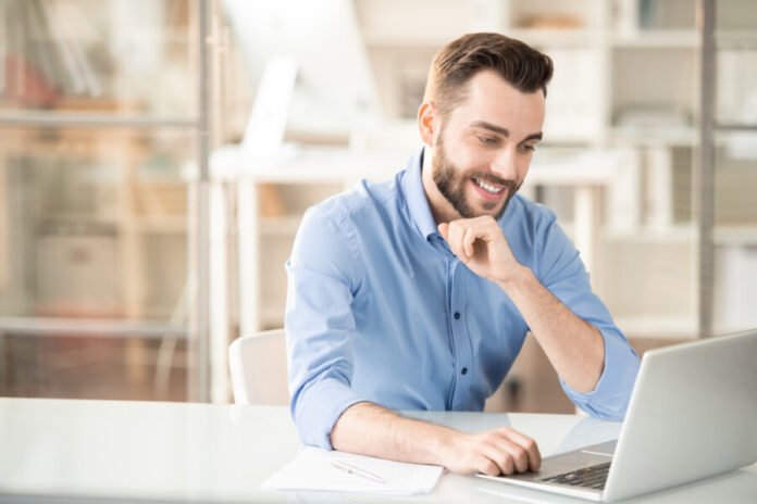 Mann am Laptop macht den Fördercheck der Agentur für Arbeit