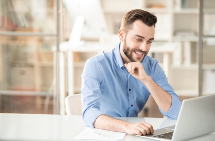 Mann am Laptop macht den Fördercheck der Agentur für Arbeit