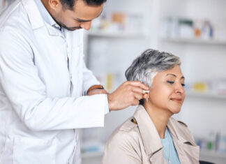 Ohrenuntersuchung an einer Frau