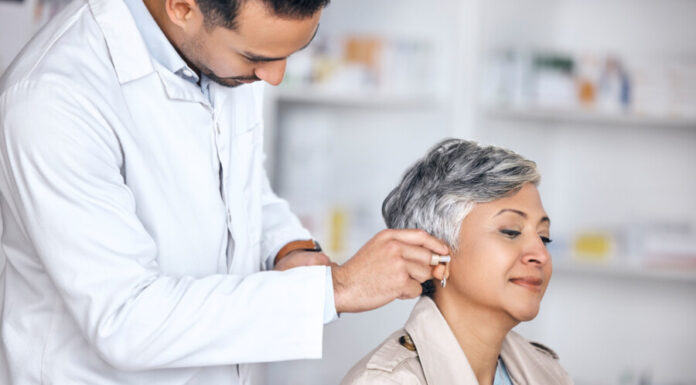 Ohrenuntersuchung an einer Frau