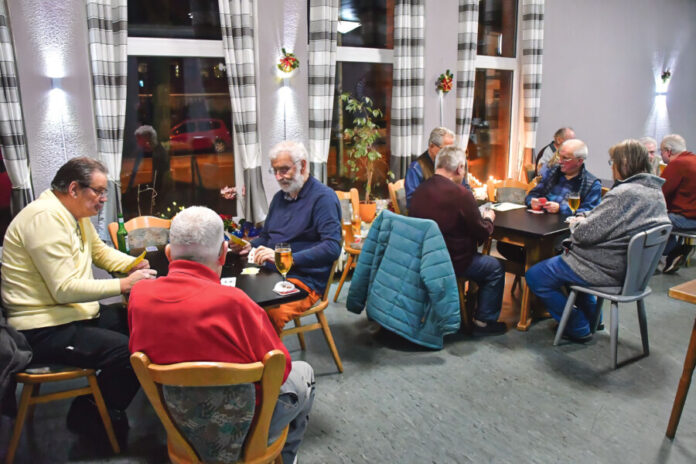 Foto zeigt Skatspieler im VfB-Kiel-Vereinsheim an der Waldwiese