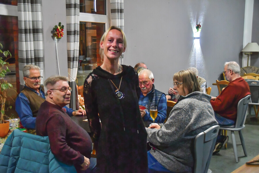 Foto zeigt Mona, die immer für Nachschub bei den Getränken sorgt