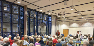 Foto einer Veranstaltung des Demokratieprojekts Kiel-Hassee im Gemeindesaal der Michaeliskirche Hassee