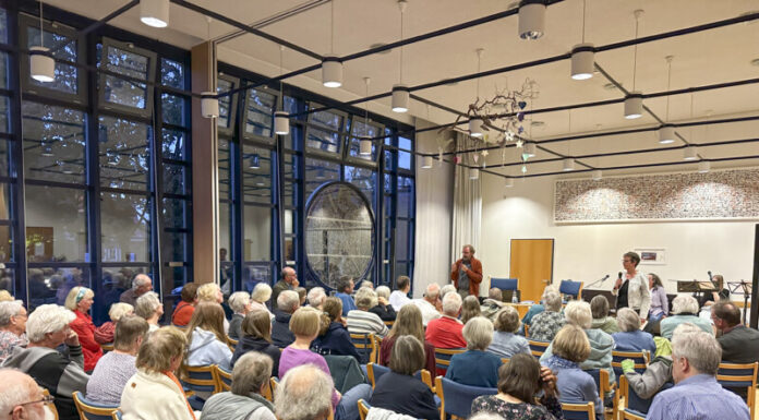 Foto einer Veranstaltung des Demokratieprojekts Kiel-Hassee im Gemeindesaal der Michaeliskirche Hassee