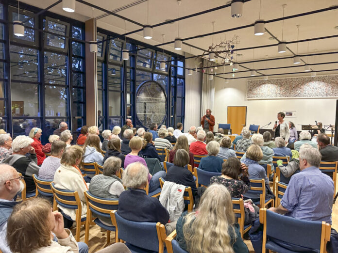 Foto einer Veranstaltung des Demokratieprojekts Kiel-Hassee im Gemeindesaal der Michaeliskirche Hassee