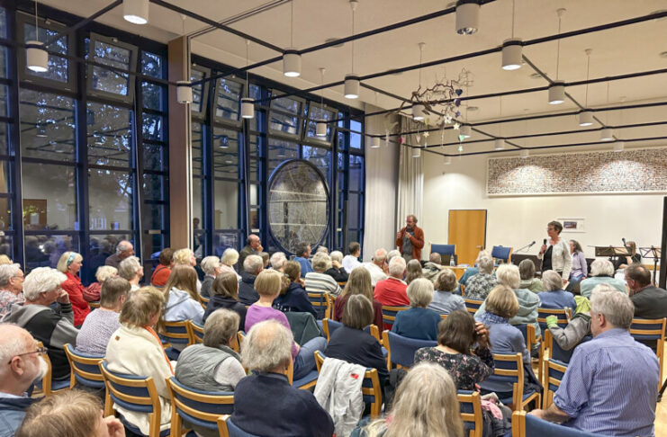 Foto einer Veranstaltung des Demokratieprojekts Kiel-Hassee im Gemeindesaal der Michaeliskirche Hassee