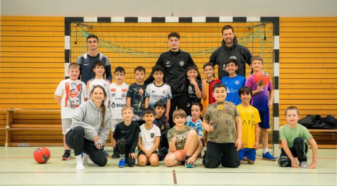 Gruppenbild mit Schülern und Holstein-Spieler Hamza Muqaj