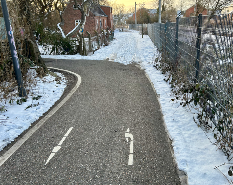 Das Foto zeigt eine gefährliche 90-Grad-Kurve auf der Veloroute 10 in Hassee.