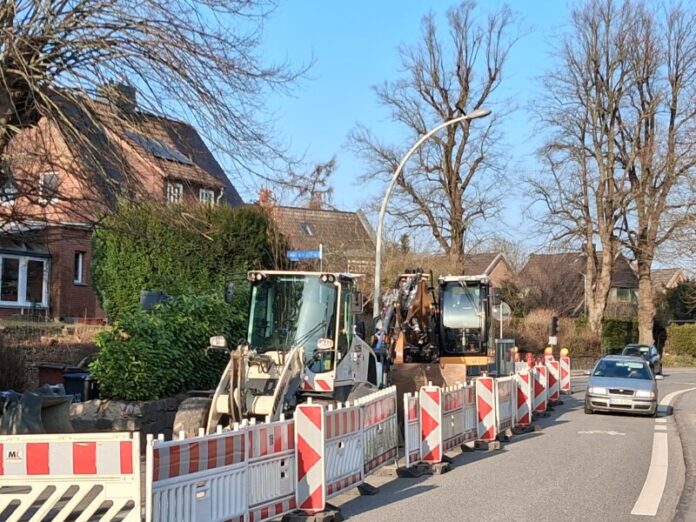Baustelle in der Rendsburger Landstraße wegen Asphaltierungsarbeiten