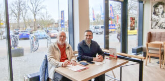 KIEL LOKAL-Redakteur Winfried Jöhnk im Gespräch mit Samet Yilmaz.