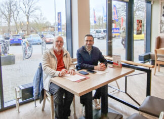 KIEL LOKAL-Redakteur Winfried Jöhnk im Gespräch mit Samet Yilmaz.