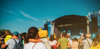 „Kiddies Open Air“ Bühne mit Zuschauern