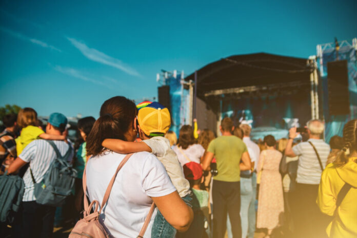 „Kiddies Open Air“ Bühne mit Zuschauern