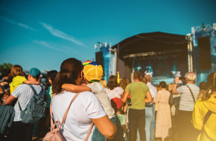 „Kiddies Open Air“: Buntes Festival für Kinder „Kiddies Open Air“ Bühne mit Zuschauern