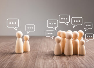 Holzfiguren mit Sprechblasen