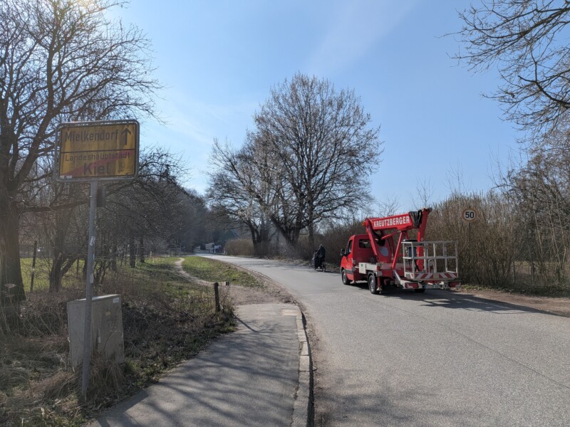 Bild Ortseingang Mielkendorf mit Wanderweg links