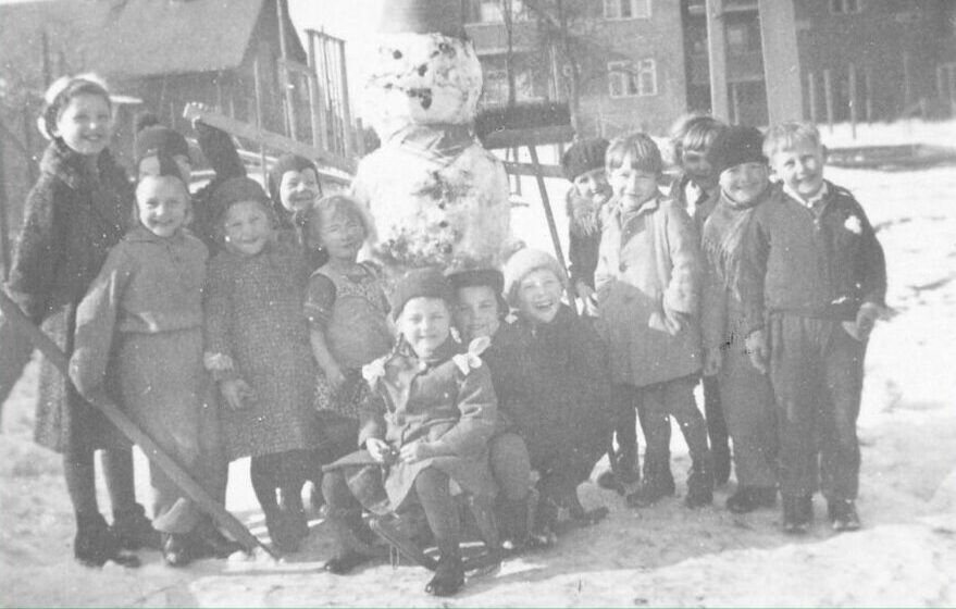 Winter 1938/39: Die Kinder vom Uhlenkrog und von der Neuenrade haben einen Schneemann gebaut.