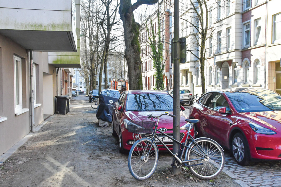 Parken in zweiter Reihe oder auf den teilweise sowieso matschigen und kaputten Gehwegen