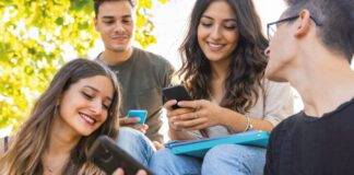 Junnge Leute sehen sich die Klimathon-App von 2Zero an