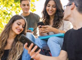 Junnge Leute sehen sich die Klimathon-App von 2Zero an