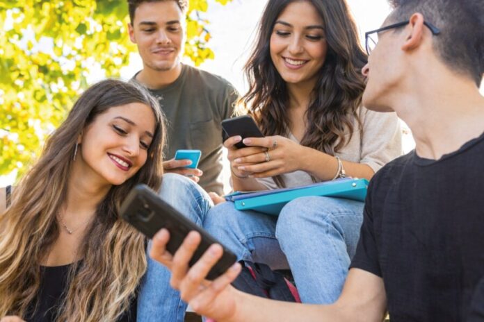 Junnge Leute sehen sich die Klimathon-App von 2Zero an