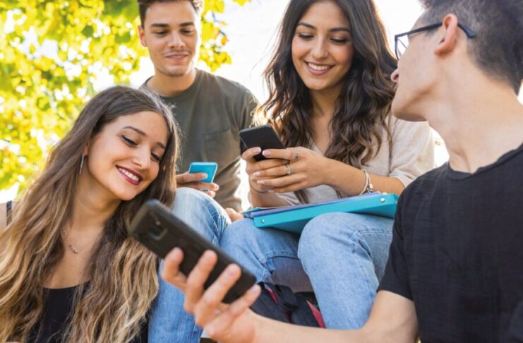 In nur sechs Wochen zum klimafreundlicheren Alltag Junnge Leute sehen sich die Klimathon-App von 2Zero an